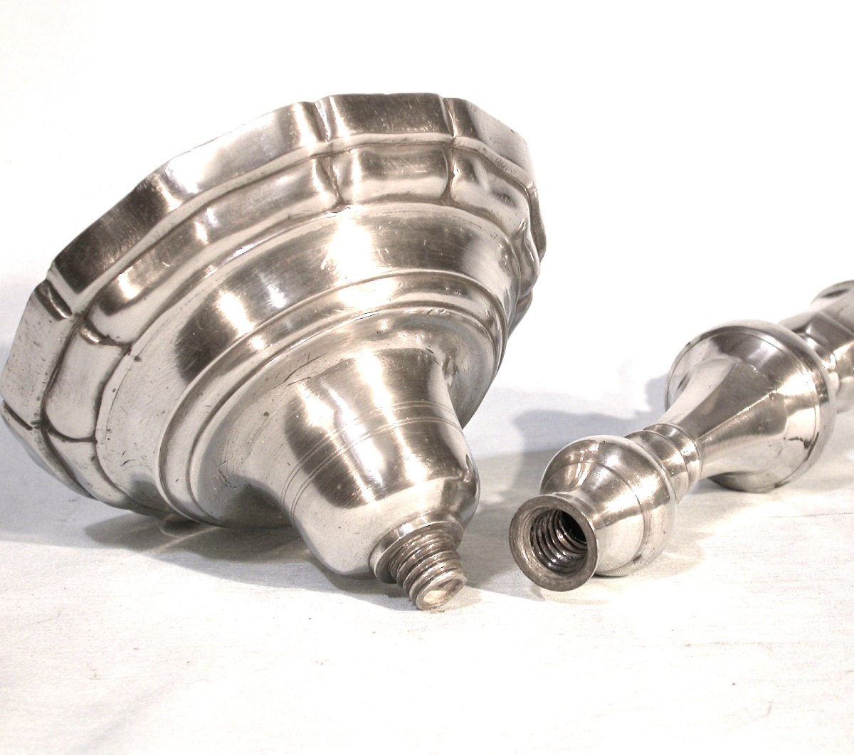 PAIRE DE FLAMBEAUX EN ETAIN - BORDEAUX (?), XVIII ème s-photo-1