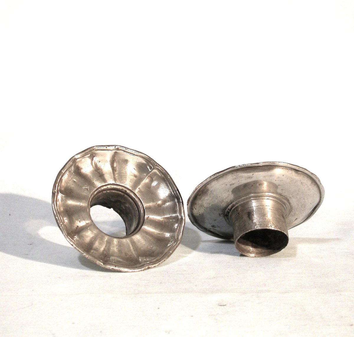 PAIRE DE FLAMBEAUX EN ETAIN - BORDEAUX (?), XVIII ème s-photo-2