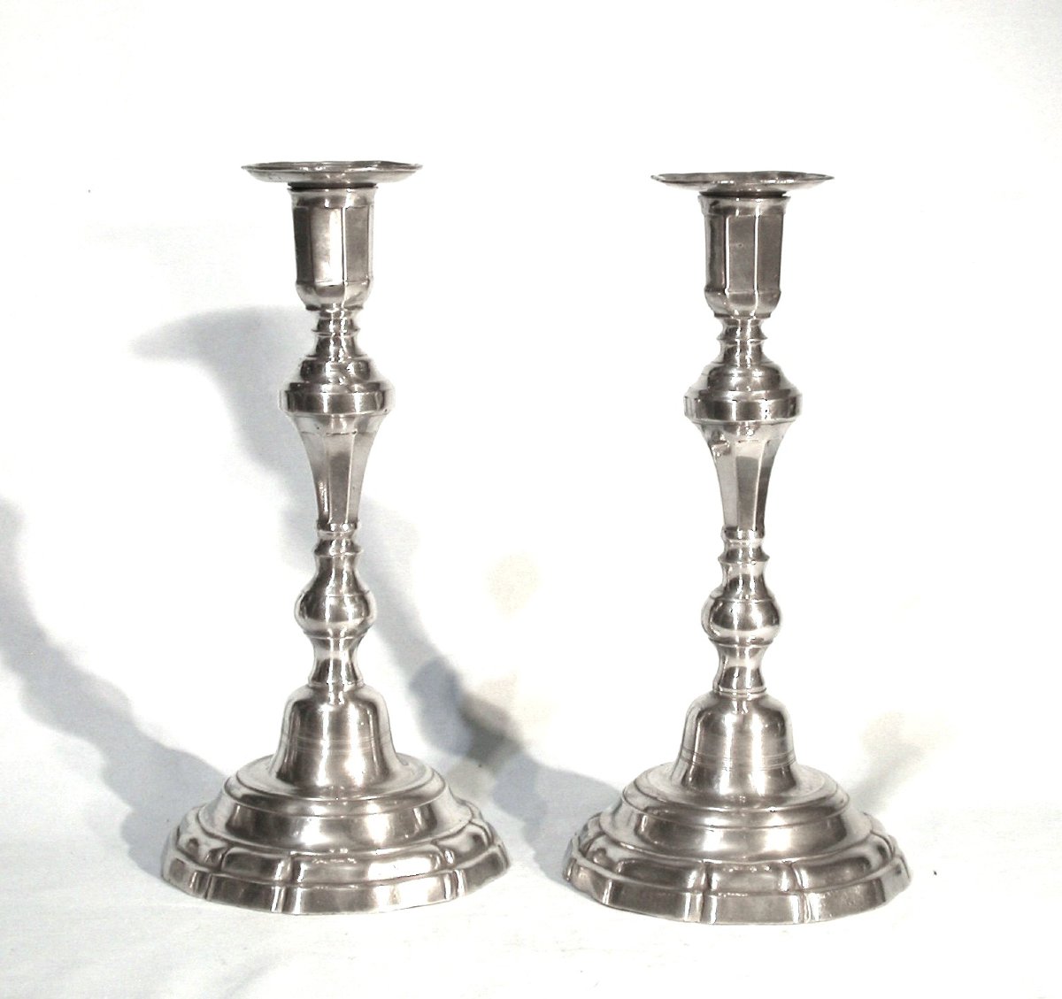 PAIRE DE FLAMBEAUX EN ETAIN - BORDEAUX (?), XVIII ème s-photo-3