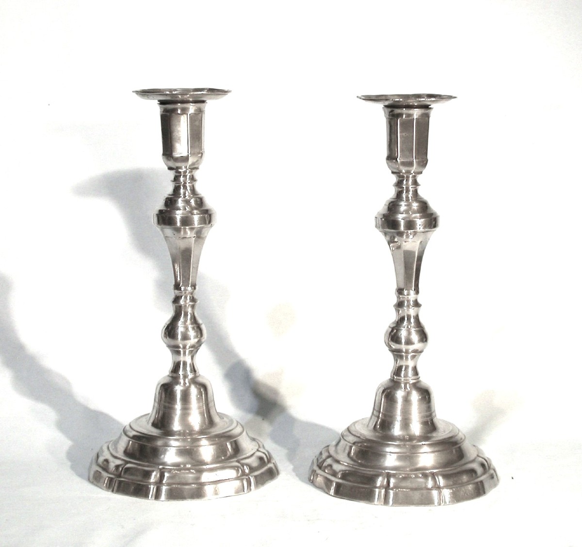 PAIRE DE FLAMBEAUX EN ETAIN - BORDEAUX (?), XVIII ème s