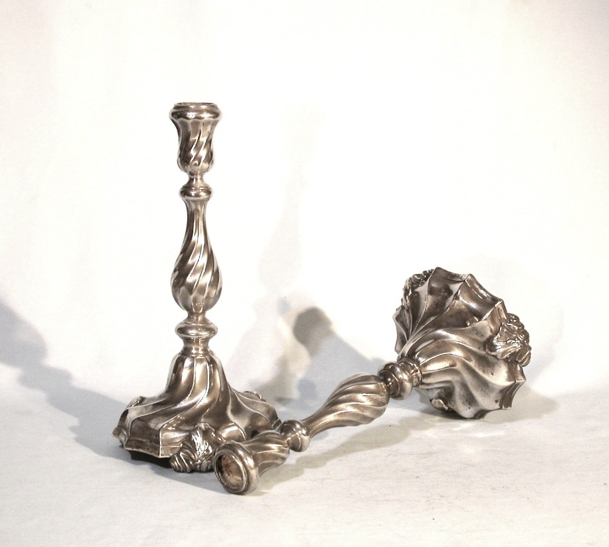 A Beautiful Pair Of Pewter Candlesticks - Hartogenbosh (netherlands), 18th Century