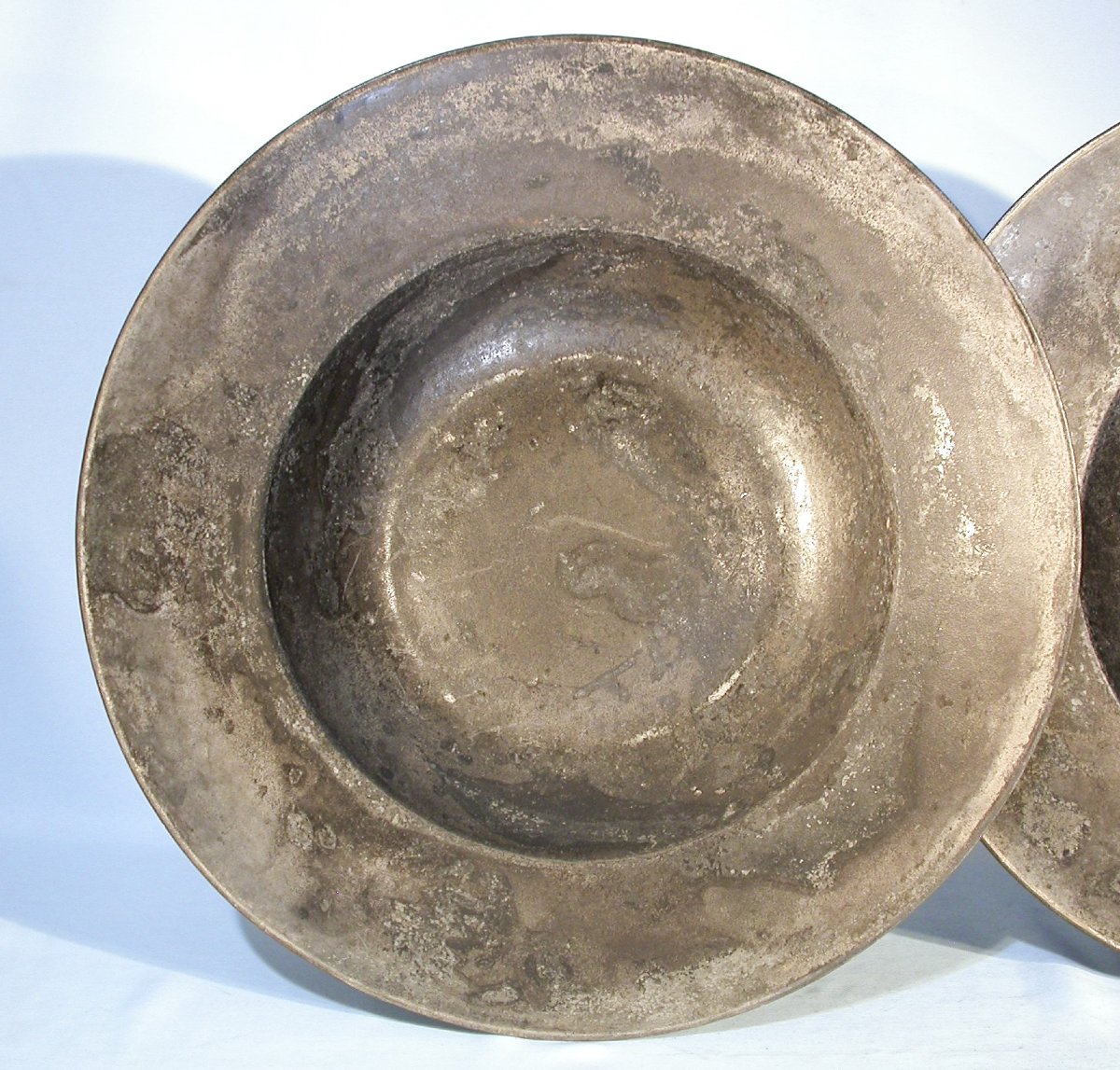 Very Rare Large Pair Of Pewter Plates - Paris, 17th Century-photo-3