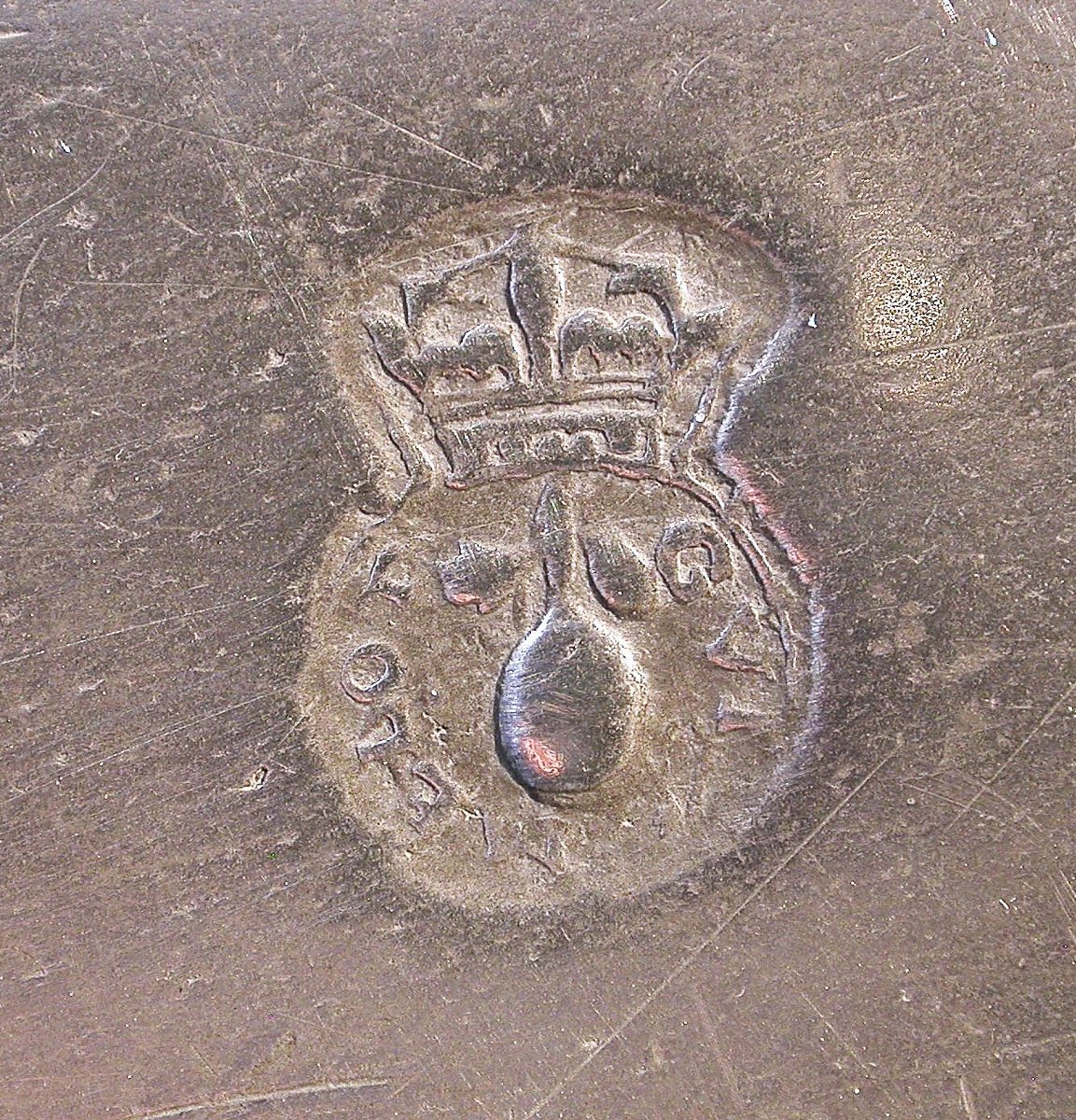 TRES RARE PLAT "À LA CARDINAL" EN ETAIN - SEMUR-EN-AUXOIS, XVII ème s-photo-3