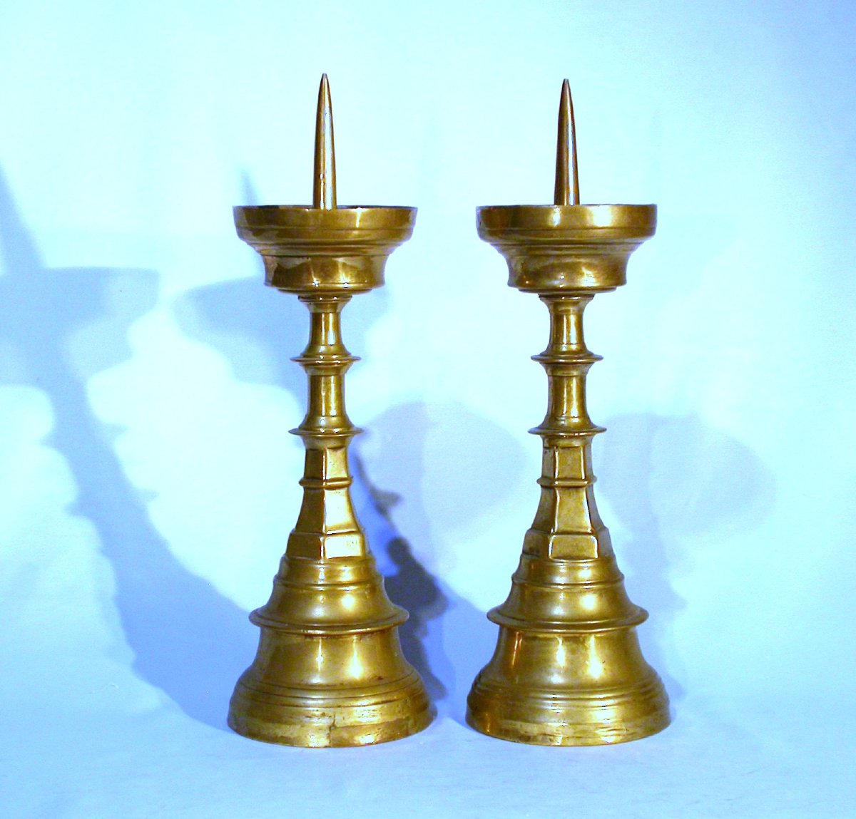 PAIRE DRE PIQUE-CIERGES EN LAITON - PAYS-BAS ou FLANDRES, CIRCA 1500-photo-2