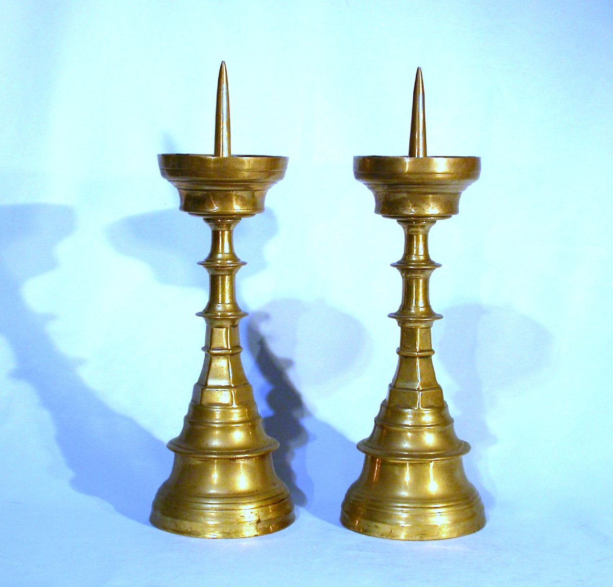 PAIRE DRE PIQUE-CIERGES EN LAITON - PAYS-BAS ou FLANDRES, CIRCA 1500-photo-3