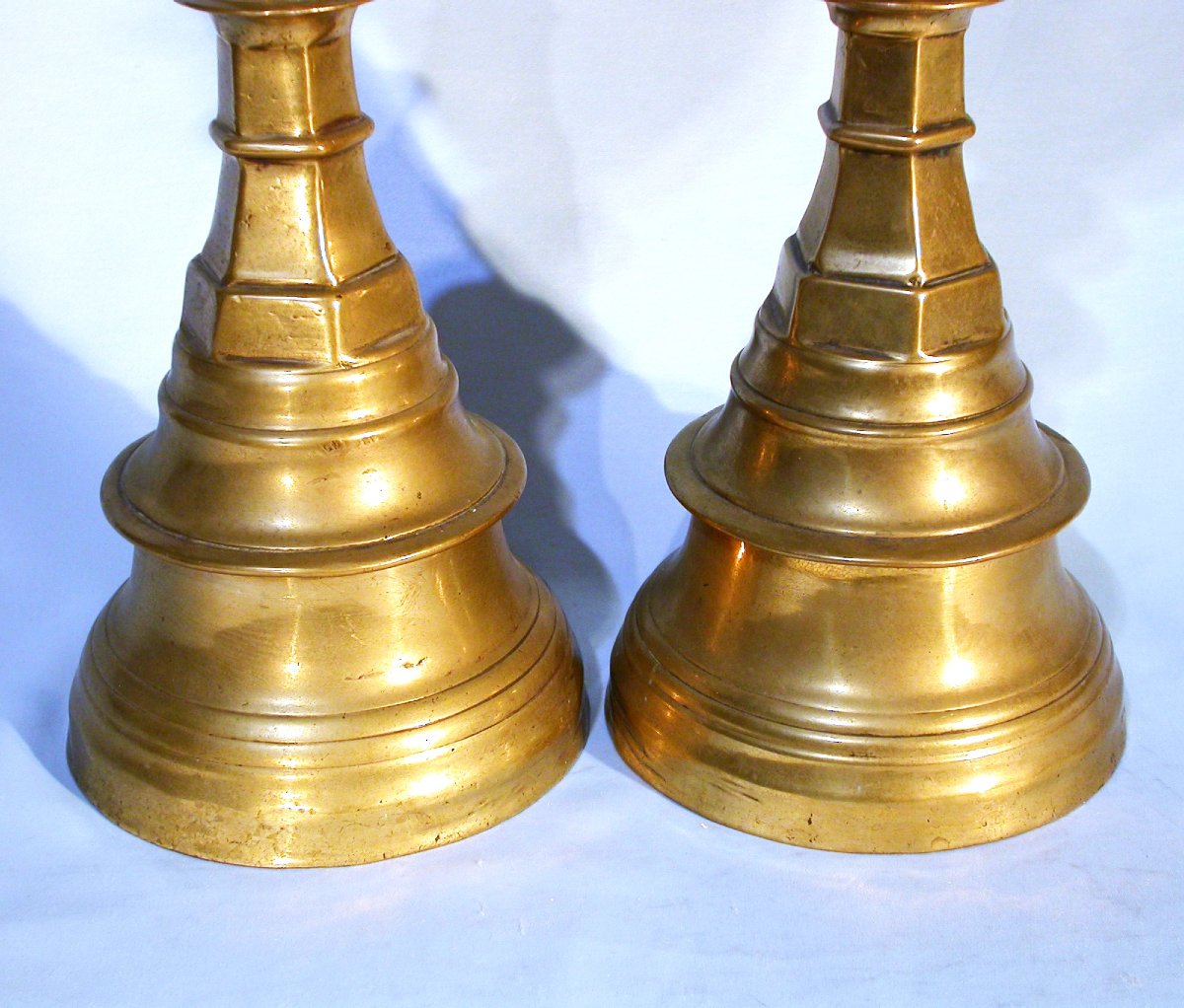 PAIRE DRE PIQUE-CIERGES EN LAITON - PAYS-BAS ou FLANDRES, CIRCA 1500-photo-1