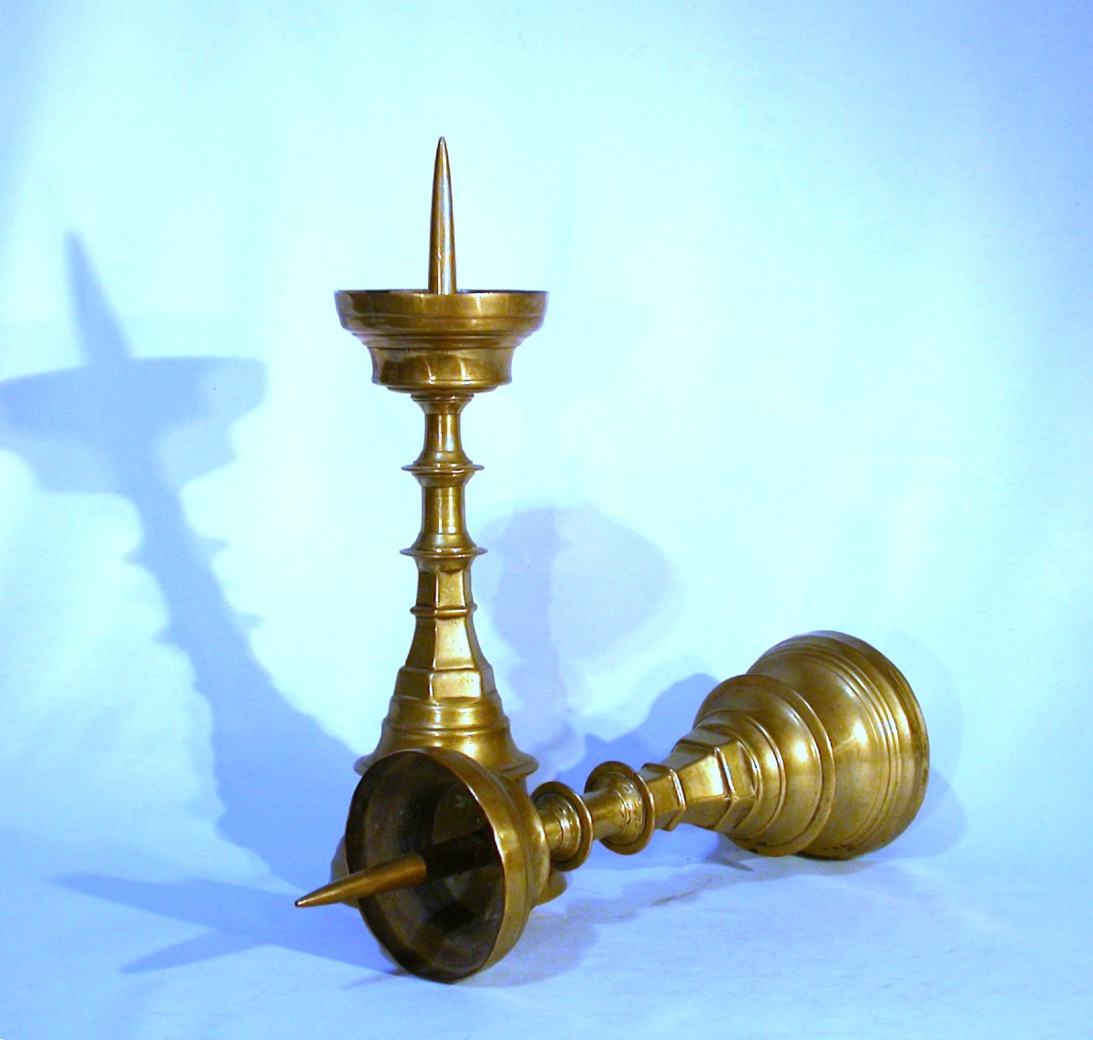 PAIRE DRE PIQUE-CIERGES EN LAITON - PAYS-BAS ou FLANDRES, CIRCA 1500