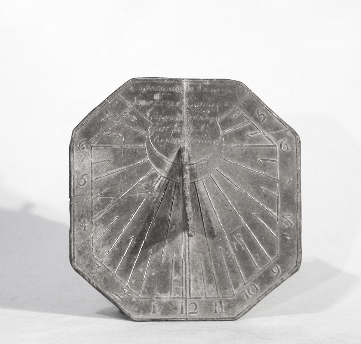 CADRAN SOLAIRE EN ETAIN - SUD-EST DE LA FRANCE, CIRCA 1700-photo-2