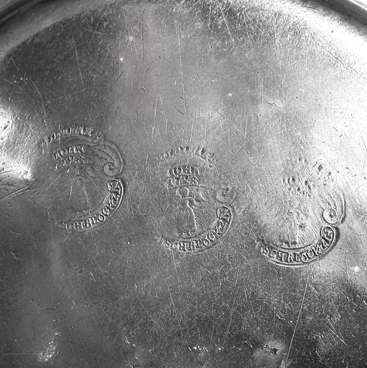ASSIETTE EN ETAIN - ALLEMAGNE, XVIII ème s-photo-1
