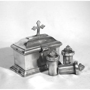 COFFRET LITURGIQUE AUX SAINTES HUILES EN ÉTAIN - PARIS, CIRCA 1800