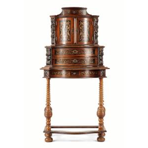 CABINET  EN NOYER  -  ALSACE, VERS 1800