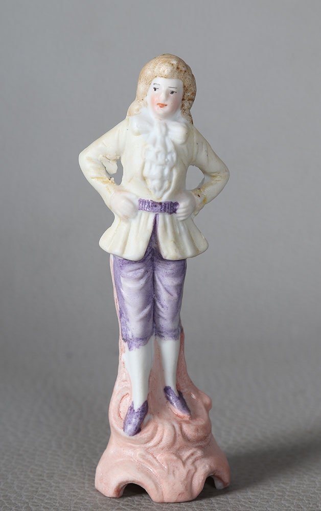 Jeune homme, Porcelaine ancienne, hauteur : 10,5 cm