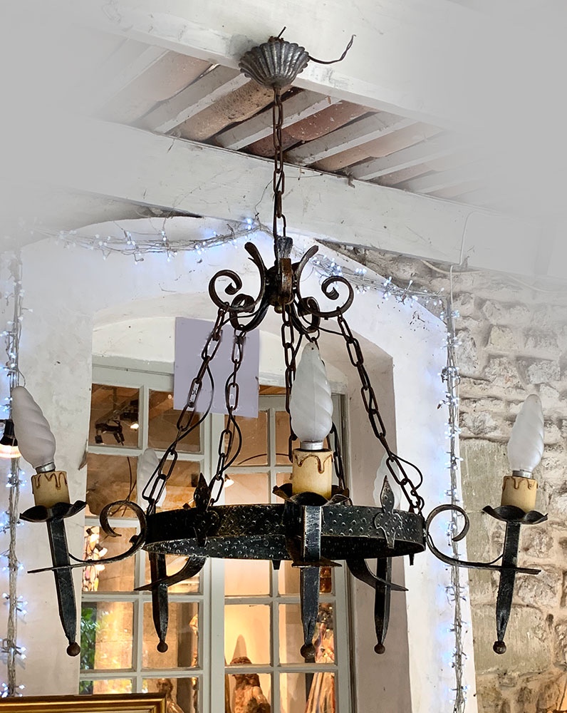 Lustre fer forgé, milieu XX ème, décor fleur de Lys, style moyen âge
