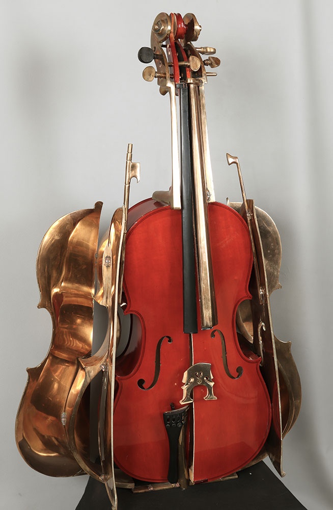 ARMAN 1928/2005, dans la série « Destruction » le violoncelle, 120 cm