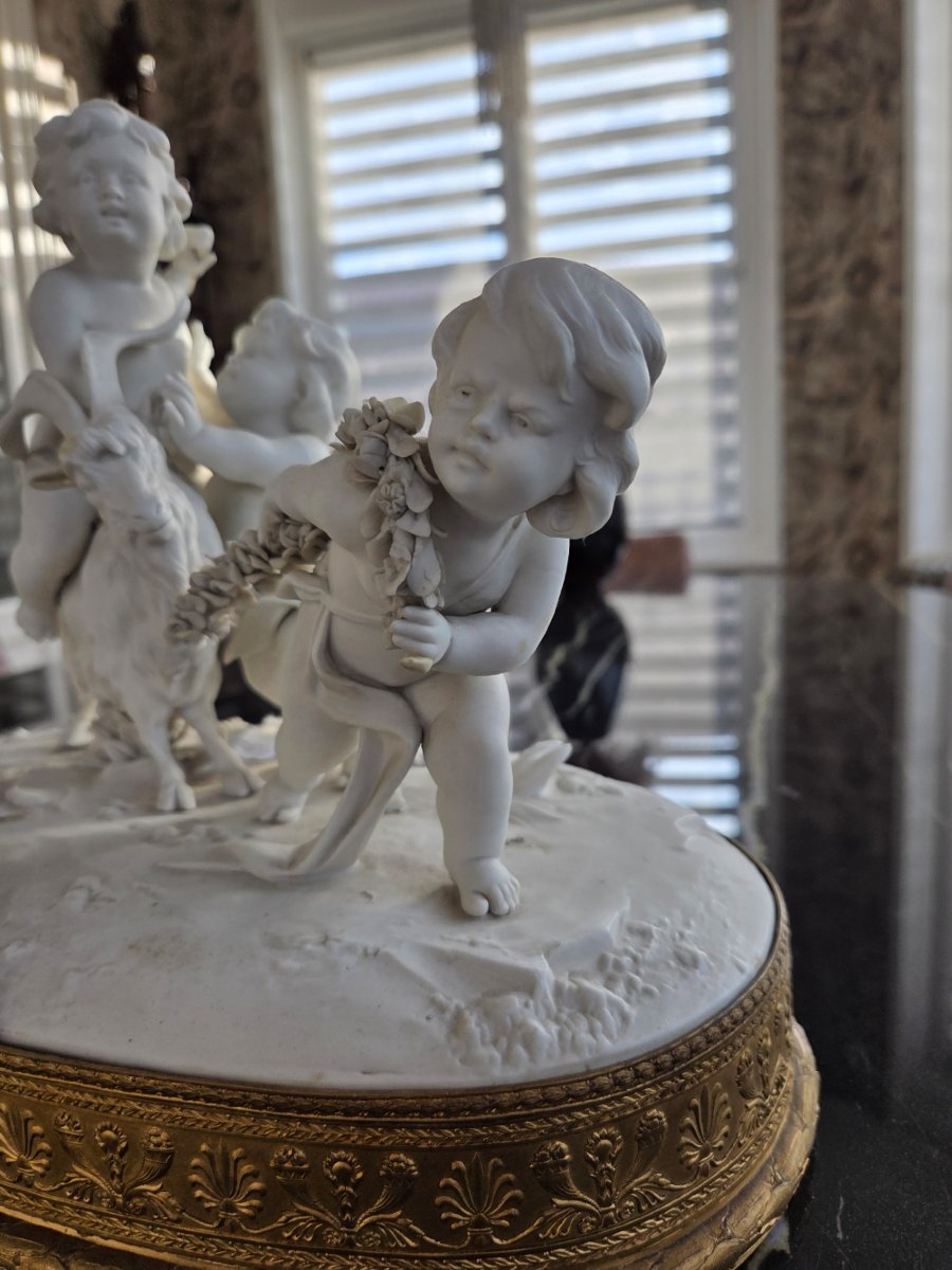 Sculpture - Biscuit - Groupe avec Puttis et bouc de la fin du 19ème siècle-photo-1