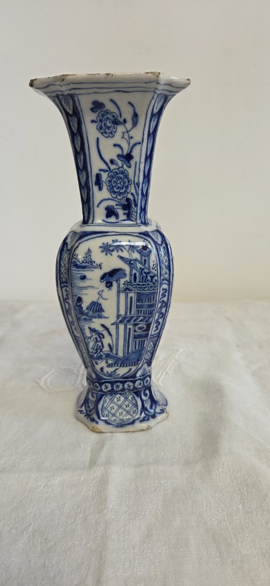 Vase cornet forme octogonale en Faïence de Desvres XIXème