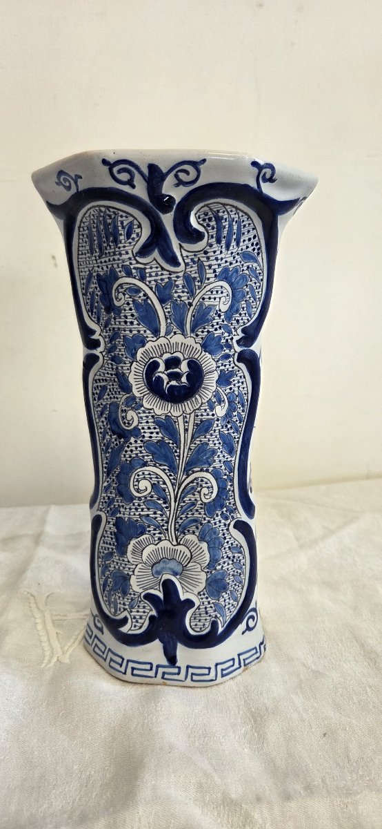 Paire de vases cornet en faïence de Delft-photo-3