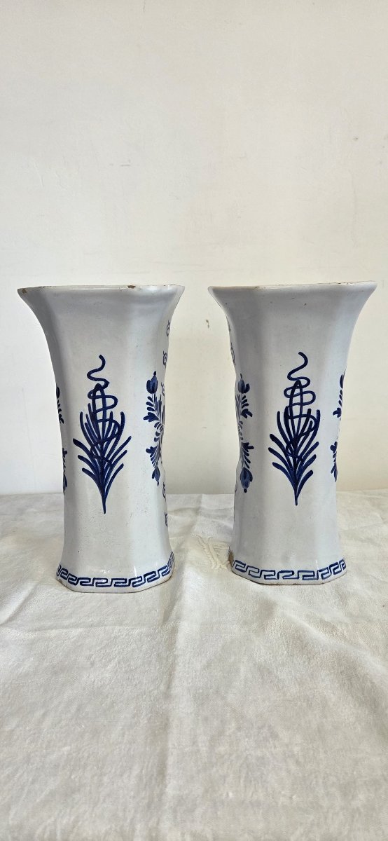 Paire de vases cornet en faïence de Delft-photo-1