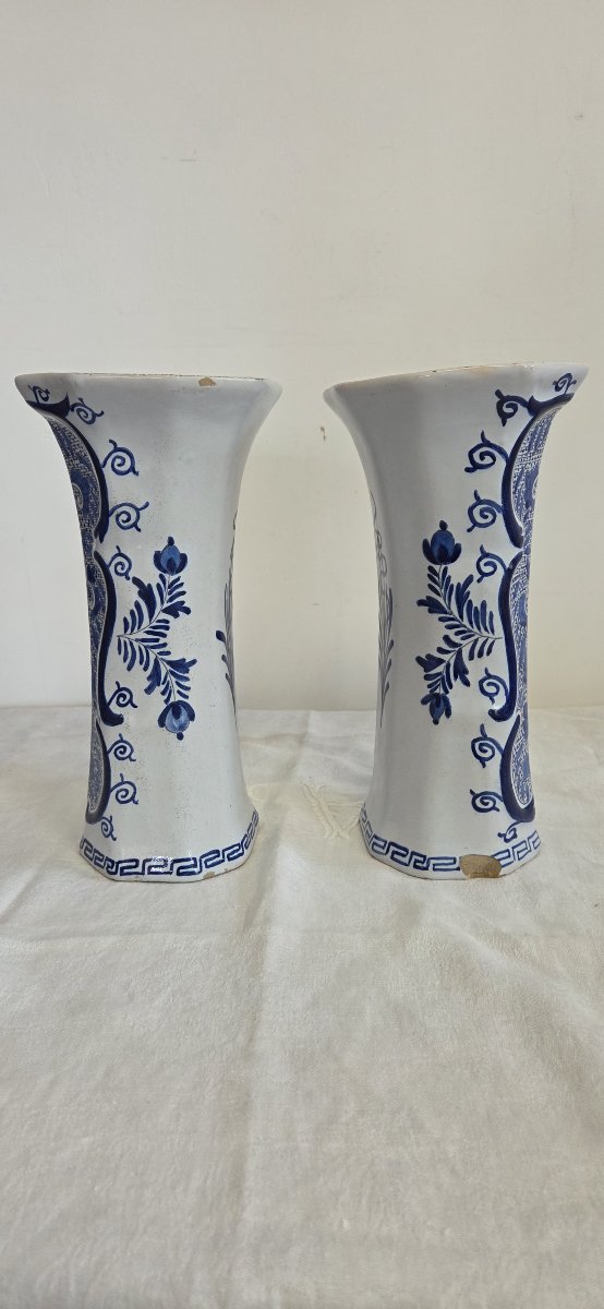 Paire de vases cornet en faïence de Delft-photo-2