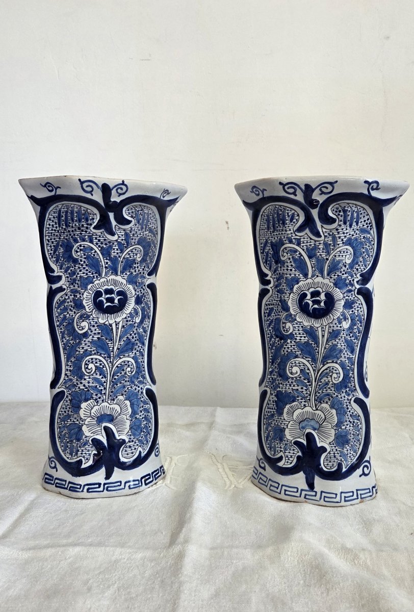 Paire de vases cornet en faïence de Delft