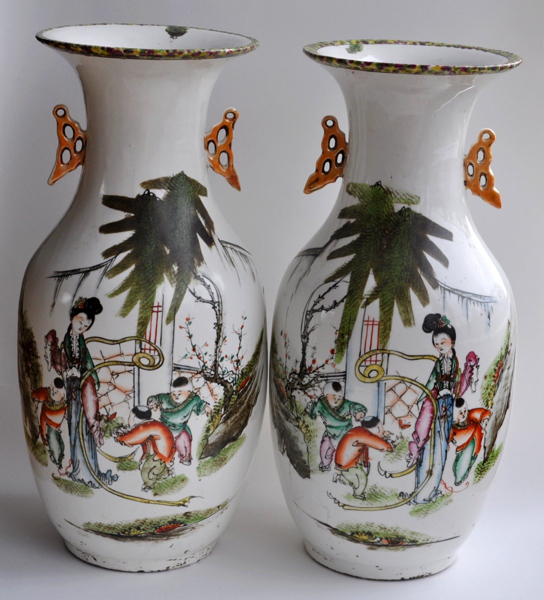 PROMOTION.....Chine - Paire De Vases En Porcelaine -  Ca 1900