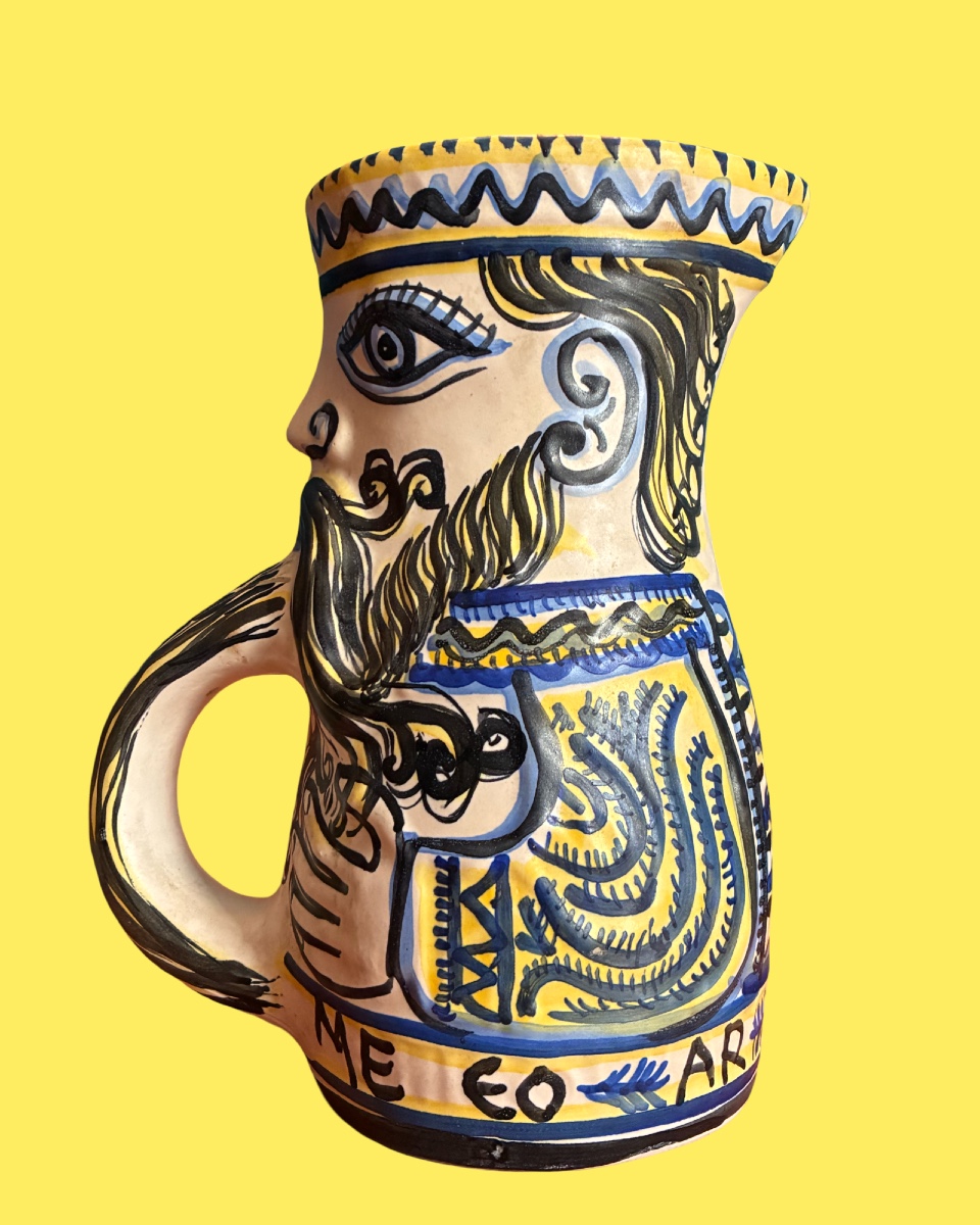 Keraluc, pichet en faïence polychrome à l’effigie du roi Gradlon, circa 1950. 