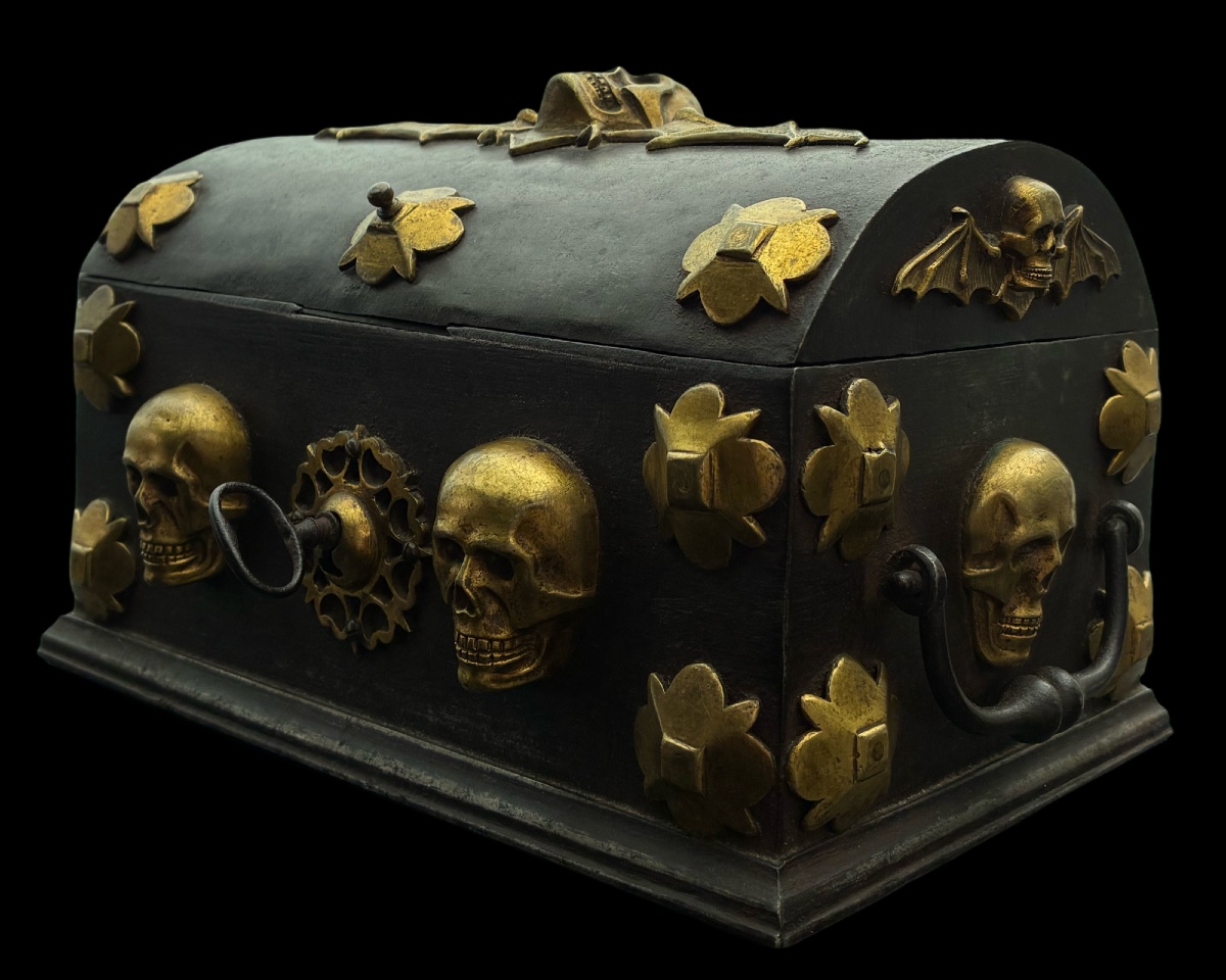 Interessant coffre bombé en fer et bronze, travail du XIXé -photo-1