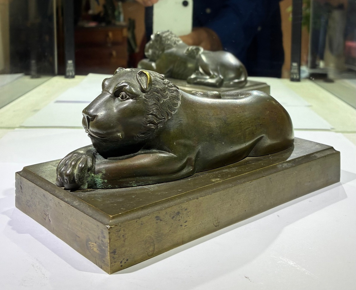 Plaque a pied en bronze représentant un lion, époque restauration. -photo-2