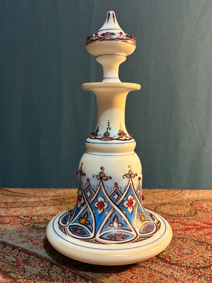 Flacon en opaline blanche émaillée, époque Charles X