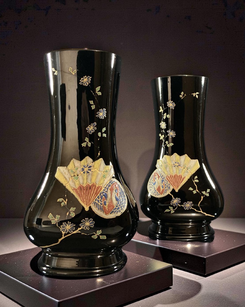 “Japonisme”, Paire de vase en cristal noir émaillé, baccarat pour Eugène Rousseau, circa 1880.