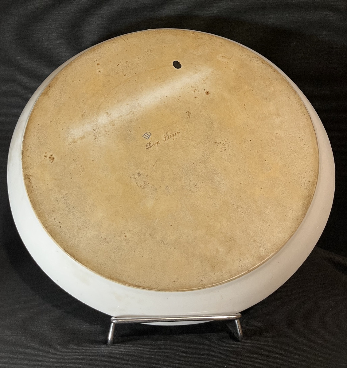 “Le Vainqueur” Grand plat à décor de scène antique en porcelaine royale de vienne, fin XIXé-photo-3