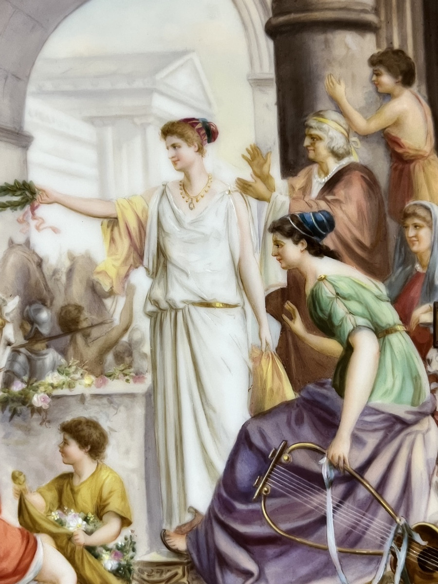 “Le Vainqueur” Grand plat à décor de scène antique en porcelaine royale de vienne, fin XIXé-photo-4