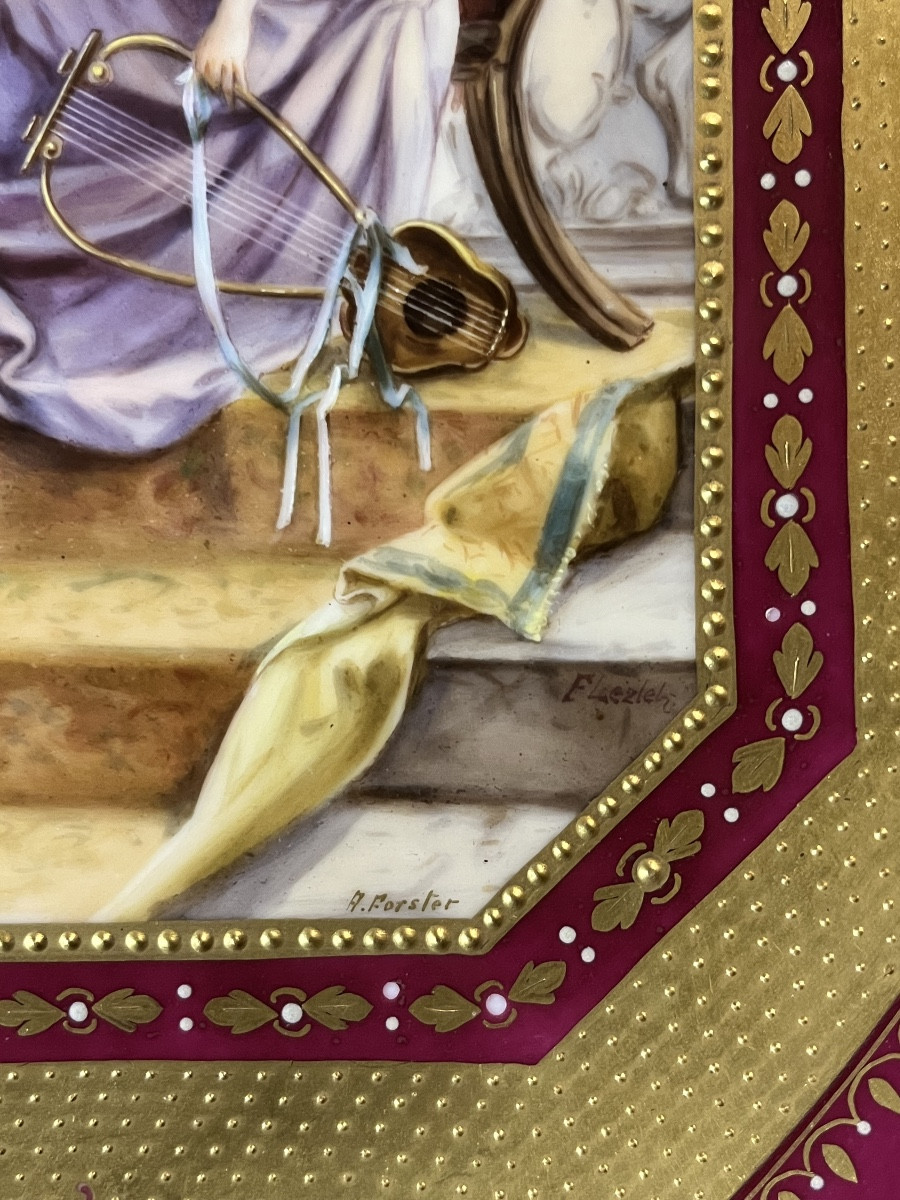 “Le Vainqueur” Grand plat à décor de scène antique en porcelaine royale de vienne, fin XIXé-photo-1