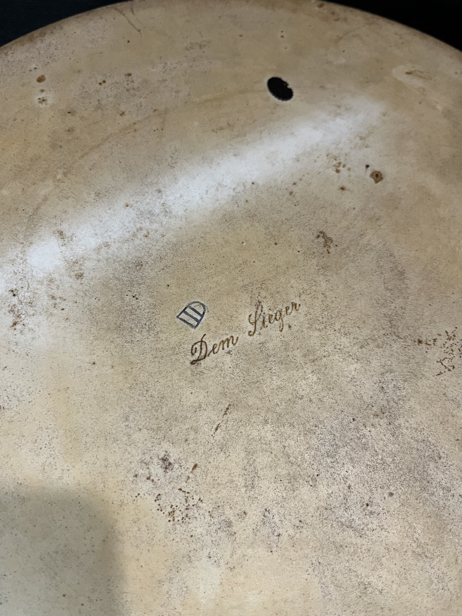 “Le Vainqueur” Grand plat à décor de scène antique en porcelaine royale de vienne, fin XIXé-photo-3