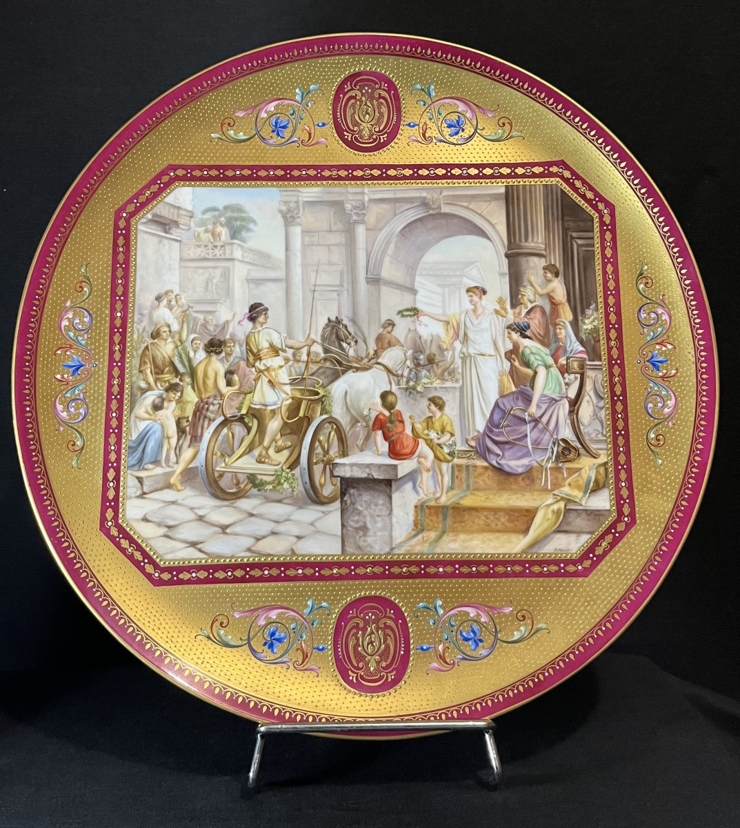 “Le Vainqueur” Grand plat à décor de scène antique en porcelaine royale de vienne, fin XIXé