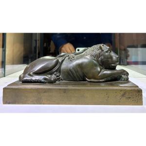 Plaque a pied en bronze représentant un lion, époque restauration. 