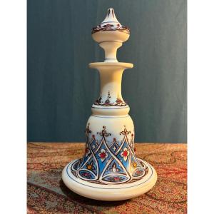 Flacon en opaline blanche émaillée, époque Charles X