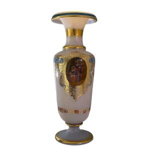 Important vase en opaline savonneuse, décor en réserve attribué à J.F Robert, circa 1840