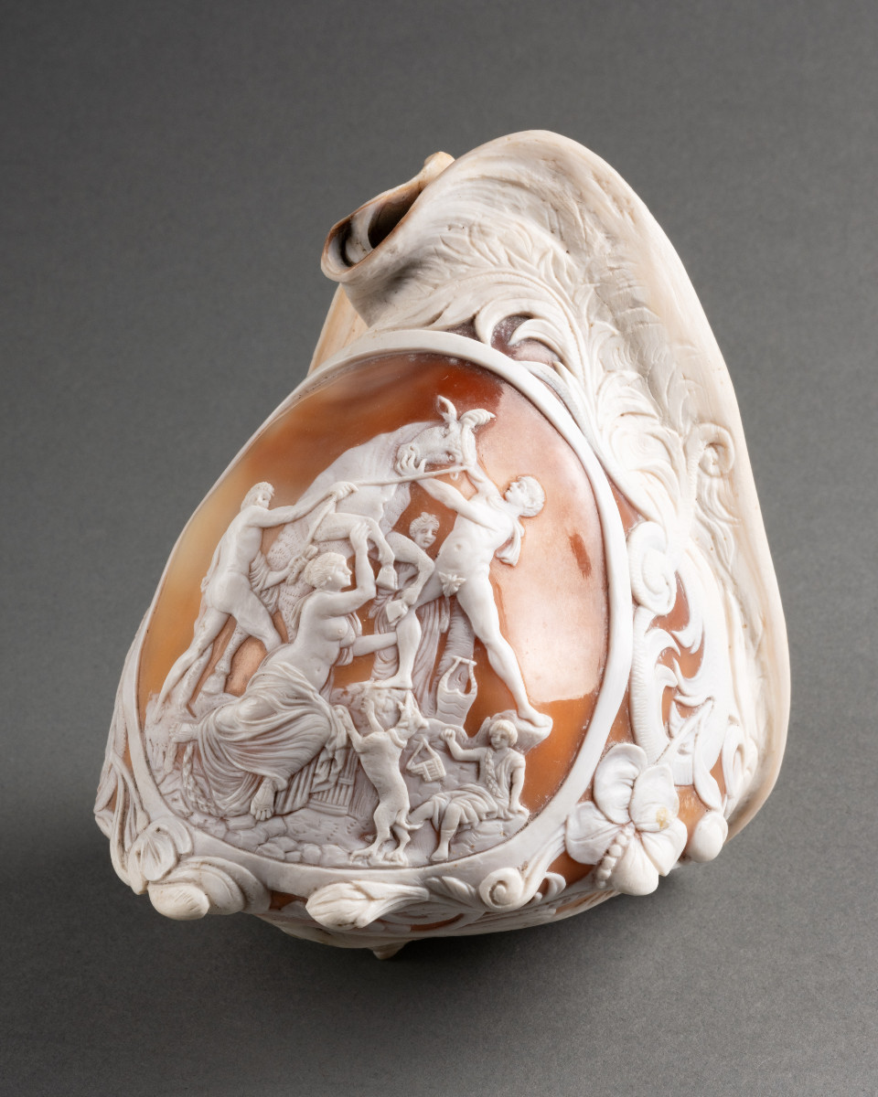 Le taureau Farnese - Coquillage sculpté en camée - Giovanni Sabbato