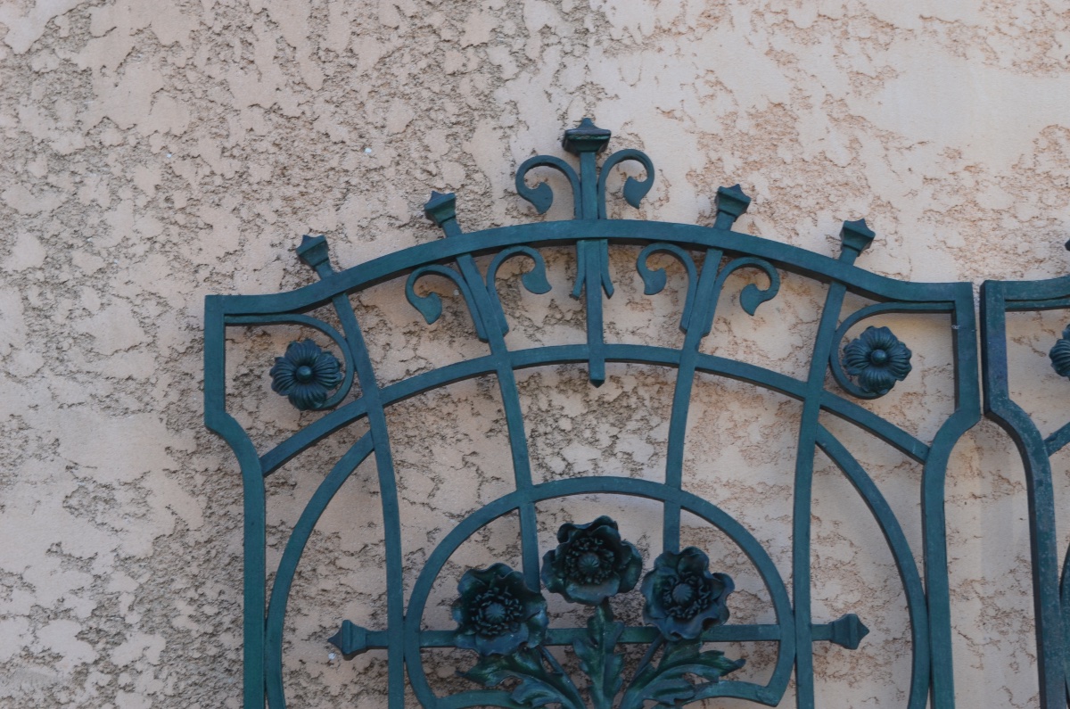 Importante paire de grilles en fer forgé d’époque art nouveau -photo-2