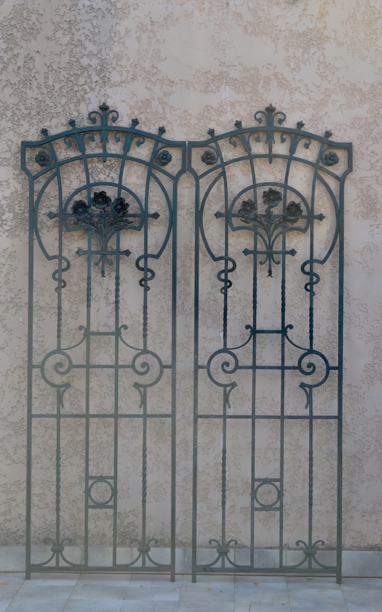 Importante paire de grilles en fer forgé d’époque art nouveau 