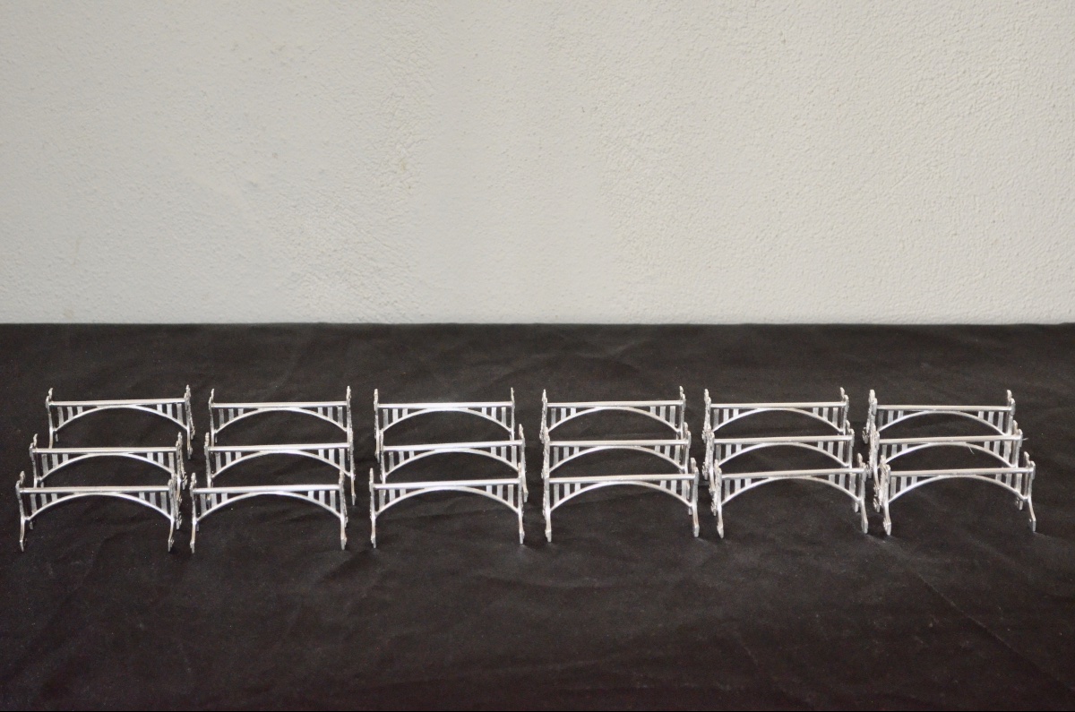 Suite de 18 portes couteaux en argent massif de style Louis XVI 19eme siècle -photo-4