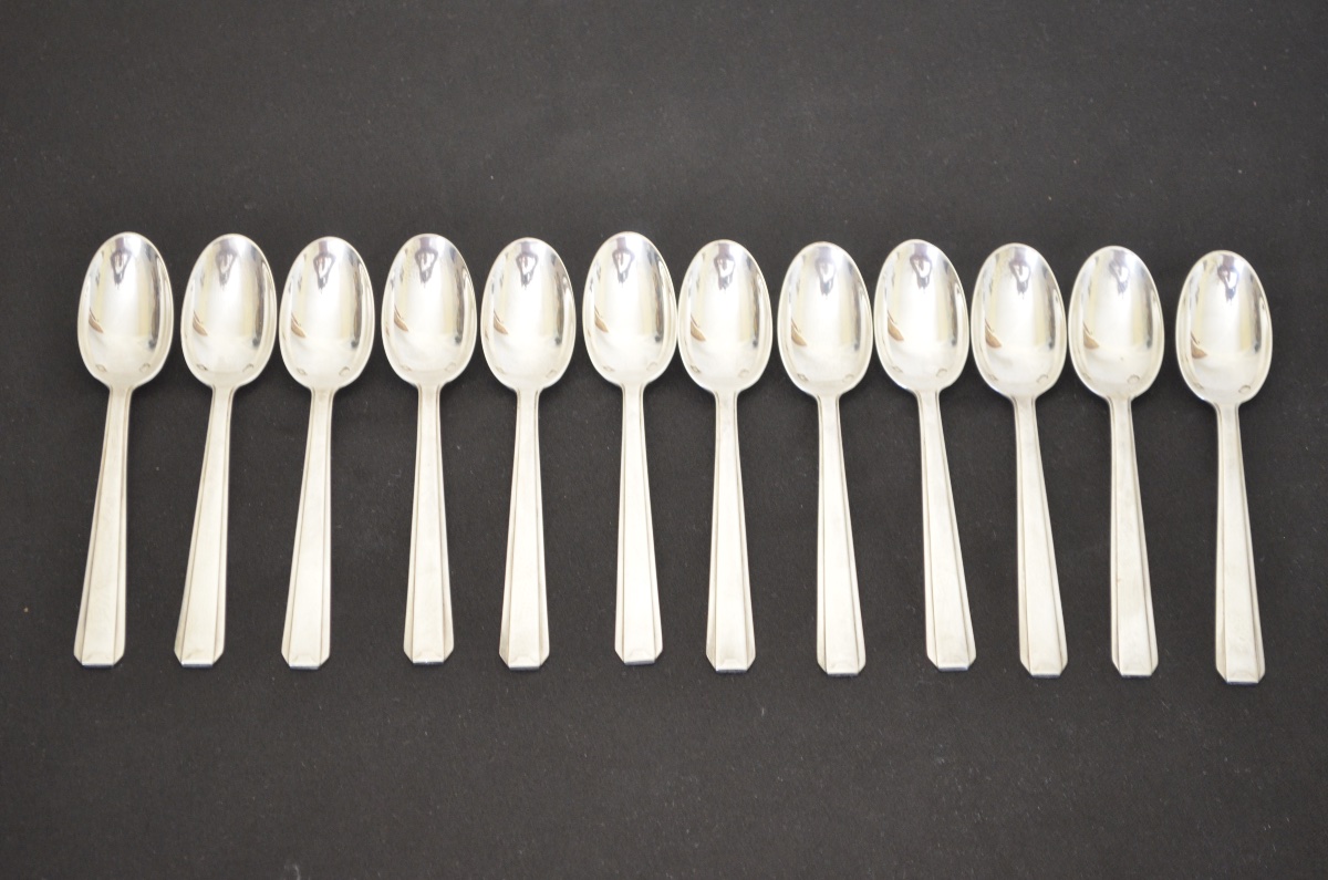 Suite de 12 petites cuillères à moka en argent massif art deco 
