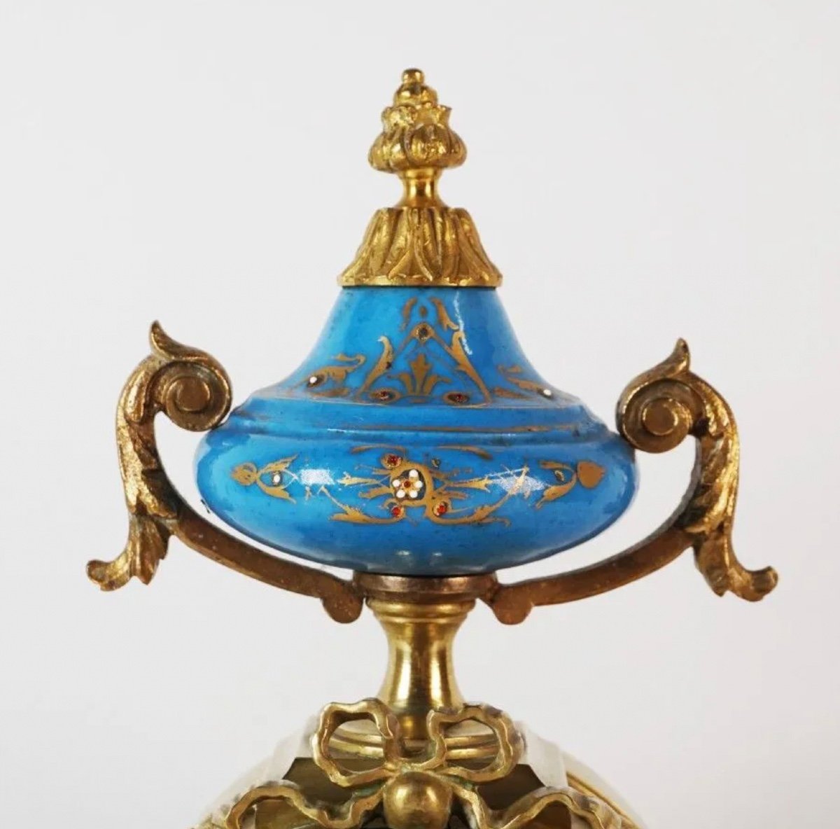 Louis XVI Pendulum In Gilt Bronze And Celestial Blue Sèvre Porcelain 19th Century Clock -photo-3