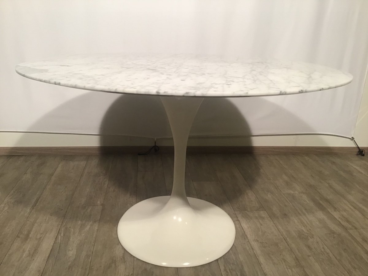 Table Ronde Design De Eero Saarinen Pied Tulipe Et Plateau De Marbre blanc veiné gris clair-photo-2
