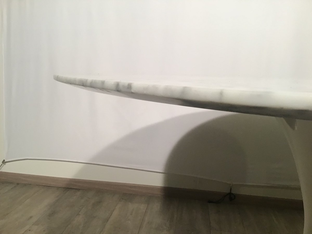 Table Ronde Design De Eero Saarinen Pied Tulipe Et Plateau De Marbre blanc veiné gris clair-photo-4