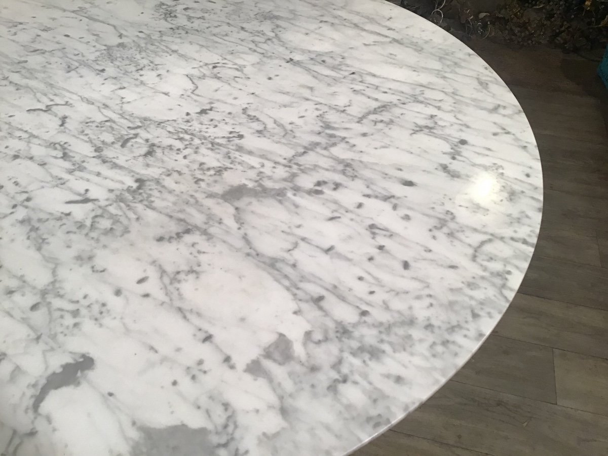 Table Ronde Design De Eero Saarinen Pied Tulipe Et Plateau De Marbre blanc veiné gris clair-photo-1