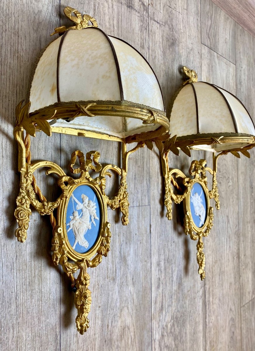 Paire D’appliques Louis XVI En Bronze Doré Porcelaine Wedgwood Bleu Et Blanc Abat-jour Dôme-photo-2