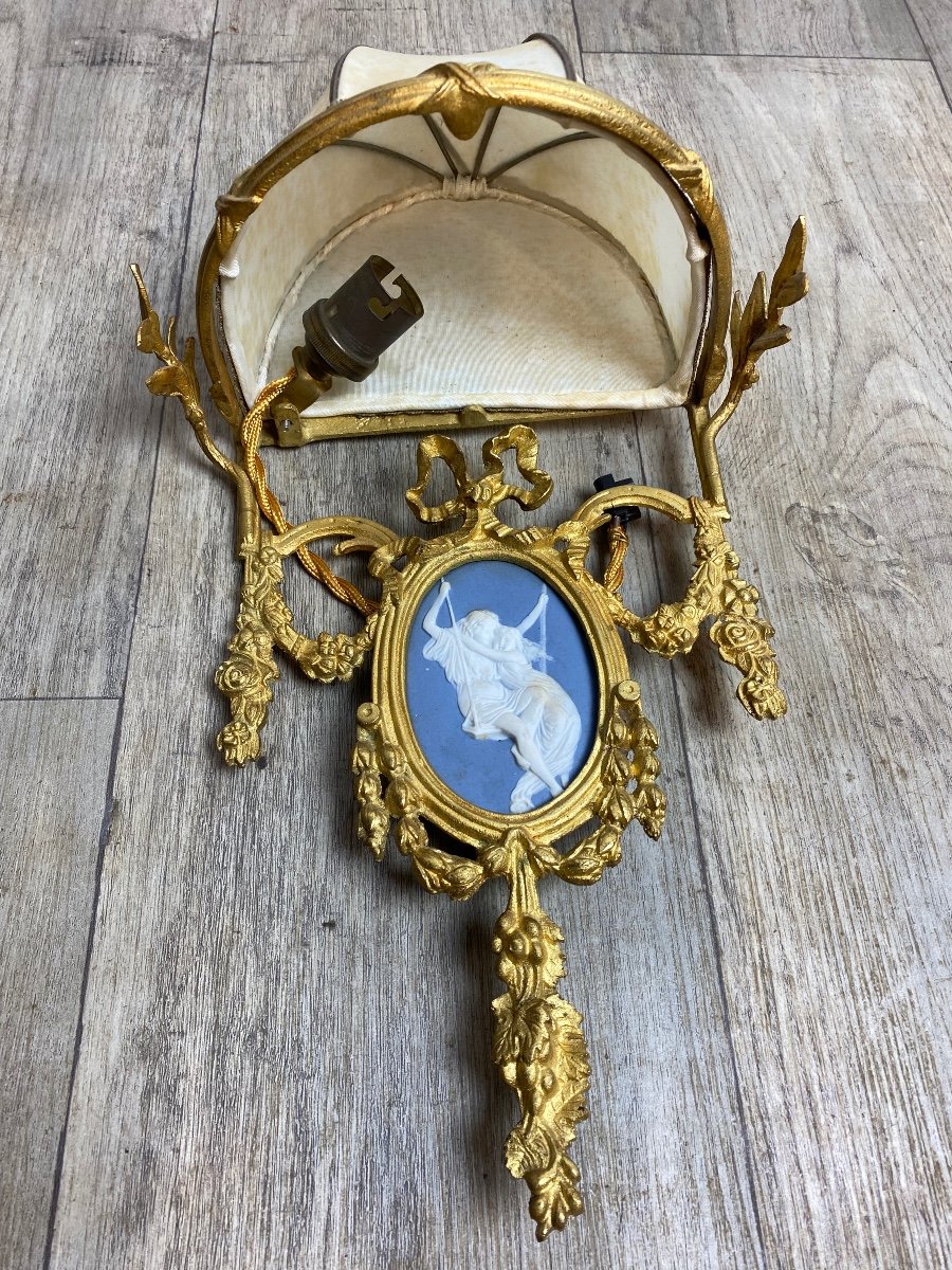 Paire D’appliques Louis XVI En Bronze Doré Porcelaine Wedgwood Bleu Et Blanc Abat-jour Dôme-photo-1