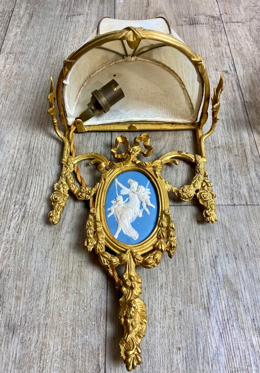 Paire D’appliques Louis XVI En Bronze Doré Porcelaine Wedgwood Bleu Et Blanc Abat-jour Dôme-photo-2
